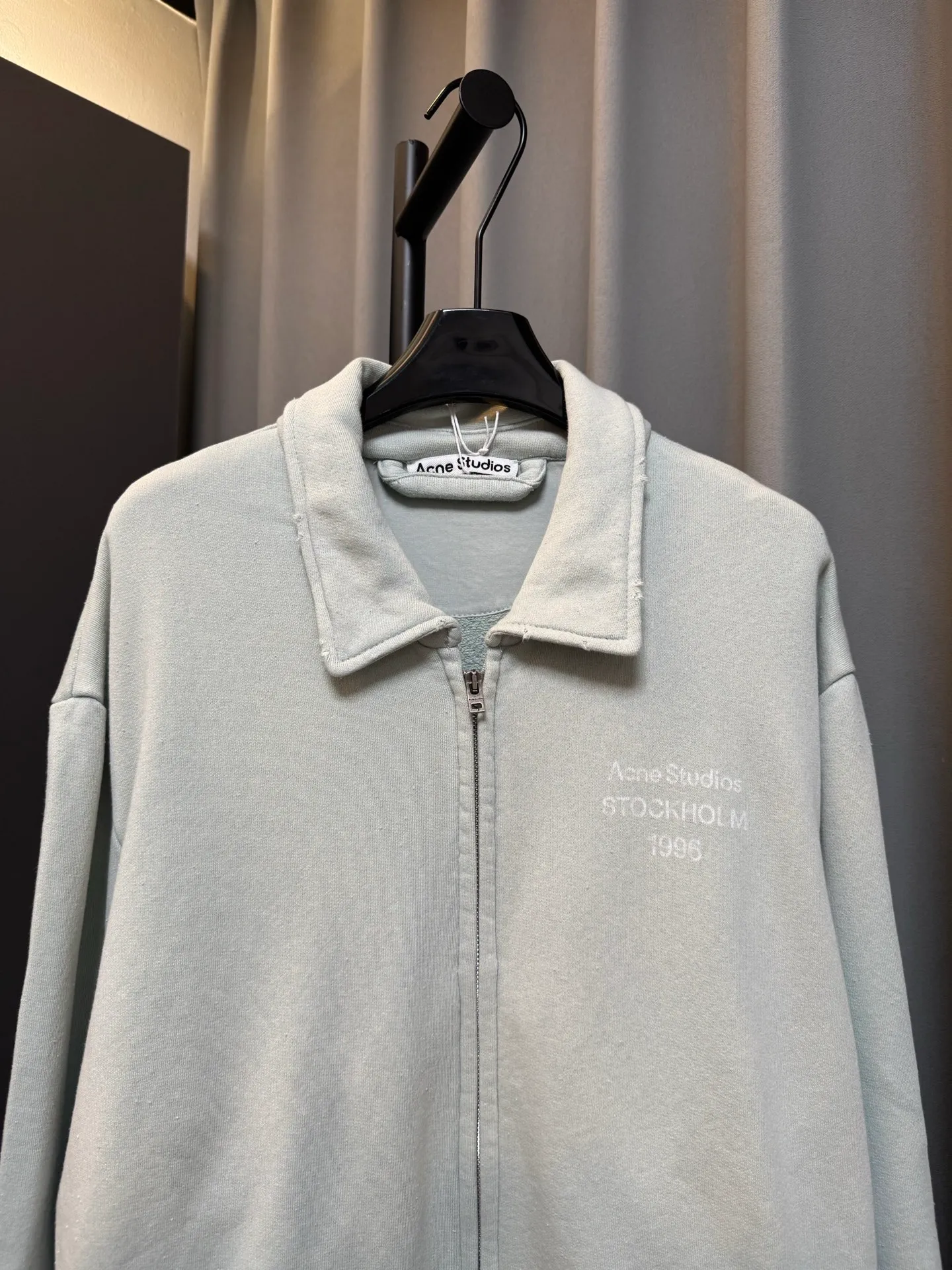 [Premium Replica] Acne 26FW Lapel Full-Zip Retro Washed Jacket (Blue) Selected high-gram heavyweight ring-spun pure cotton large terry fabric, composed of 89 cotton and 11 linen. Consistent with the original version. After multiple enzyme stone grinding pre-washing and shaping, the cloth surface has a slightly distressed and brushed texture. It feels soft and waxy but not stiff, and it is not easy to pill or deform after long-term wear. Size：s/m/l/xl